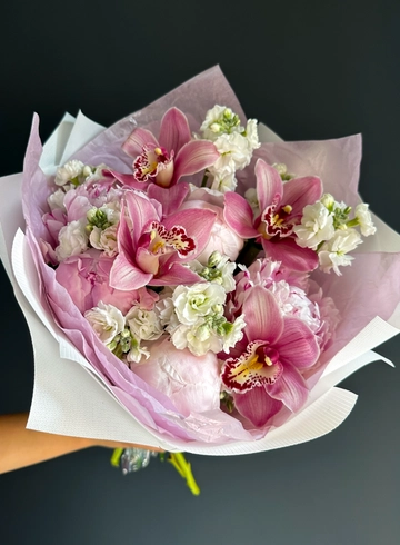 Красавица от интернет-магазина цветов в 