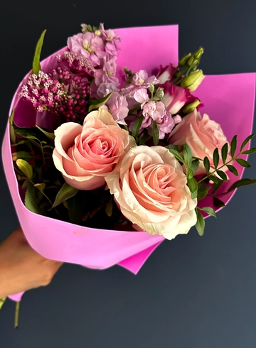 Яркий наряд от интернет-магазина цветов в 