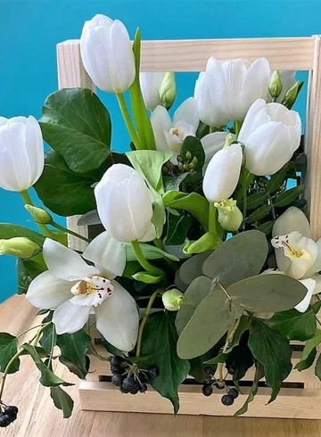 Корзина белых тюльпанов  от интернет-магазина цветов в 