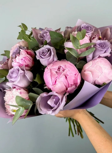 Донна от интернет-магазина цветов в 