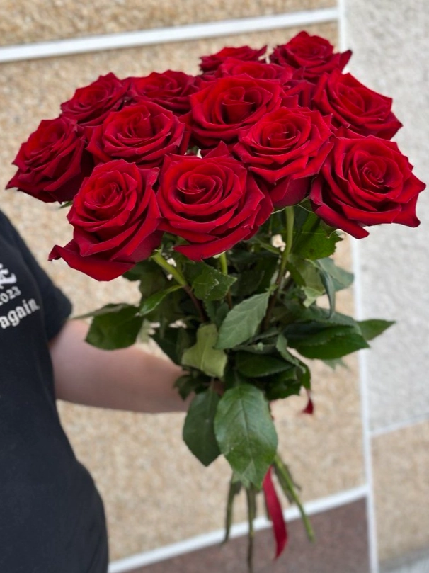 13 красных роз от интернет-магазина цветов в 
