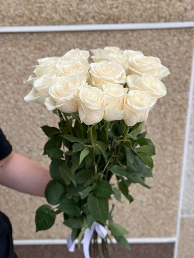 13 белых роз от интернет-магазина цветов в 