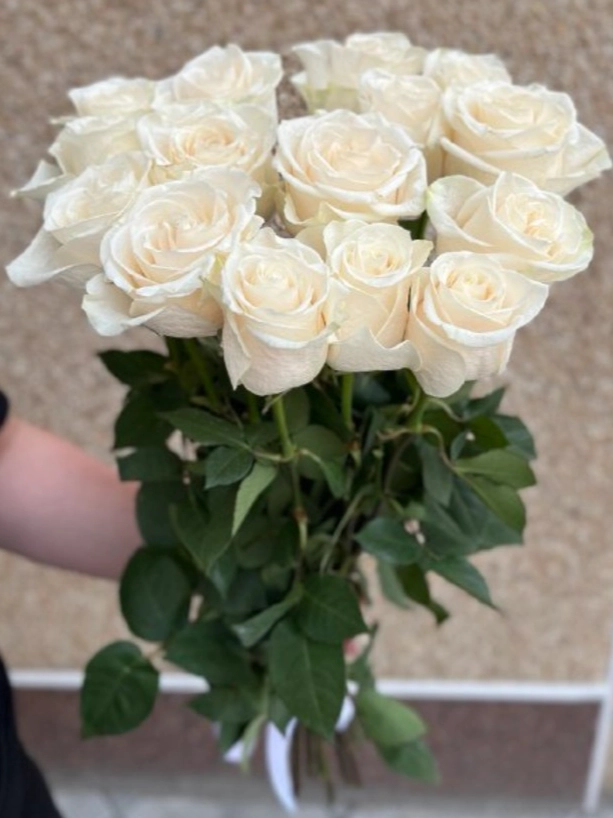 15 белых роз от интернет-магазина цветов в 