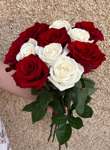 11 белых и красных роз без ленты от интернет-магазина цветов в 