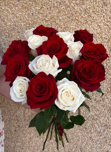 15 белых и красных роз от интернет-магазина цветов в 