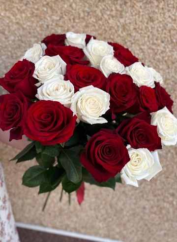 25 белых и красных роз  от интернет-магазина цветов в 