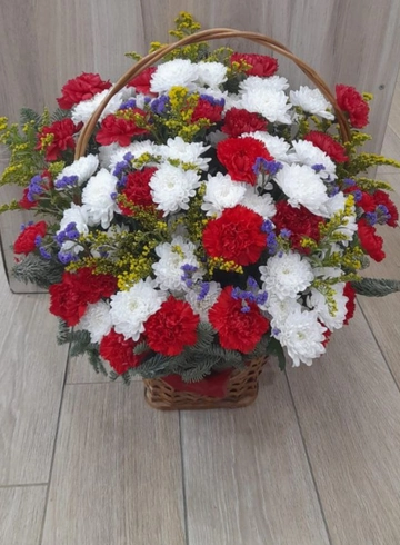 Корзина «Гармония контрастов» от интернет-магазина цветов в 